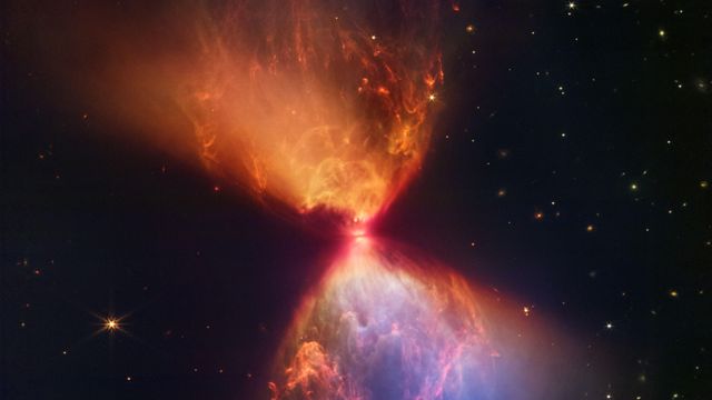 주황색과 파란색의 소용돌이치는 성운