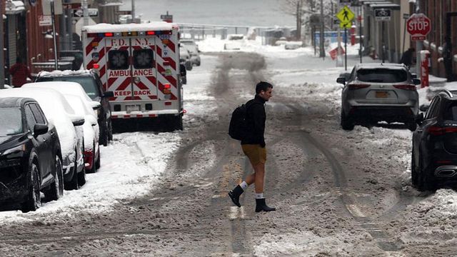 지난 27일, 한 사람이 밤새 눈 폭풍이 지난 브루클린의 거리를 걸어가고 있다.