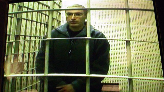 2003년 1월 15일, 석유 재벌이자 러시아 최고 부호였던 미하일 호도르콥스키가 철창 안에 앉아 있는 모습이 모스크바 법정과 연결된 TV 화면에 나타났다.