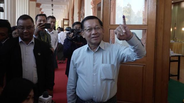 군사정권 수장 민 아웅 흘라잉 최고사령관이 수도 네피도에서 투표했다