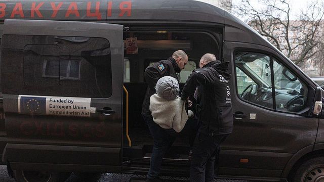 이스트 SOS 단체 소속 직원들이 러시아의 공격이 이어지는 슬로우얀스크에서 노인을 대피시키는 