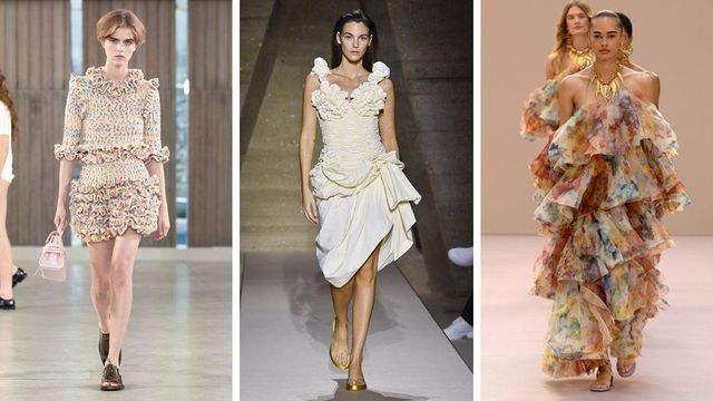 연한 색감의 러플 장식 드레스, 허리 옆 부분의 원단을 끌어올린 흰색 러플 드레스, 그리고 큼직한 러플이 더해진 길고 연한 색감의 드레스를 입은 세 명의 모델