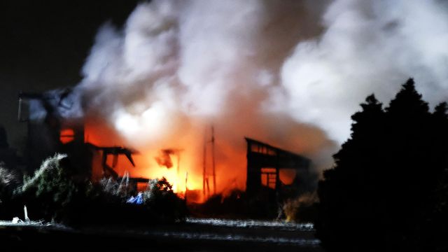 불길에 휩싸인 민가