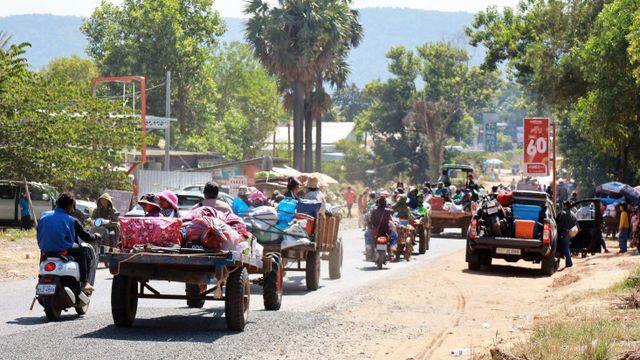 짐을 싣고 피난가는 주민들의 모습