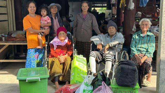 식사카 퐁수완과 그 이웃주민들의 모습