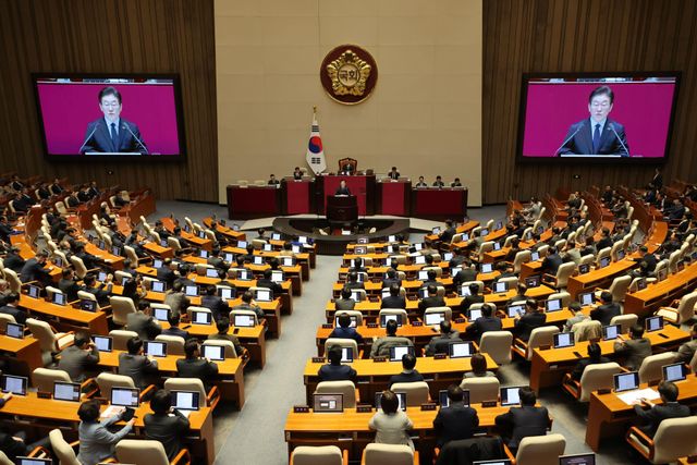 10일 이재명 대표의 교섭단체대표 연설이 진행 중인 국회 본회의장 모습 