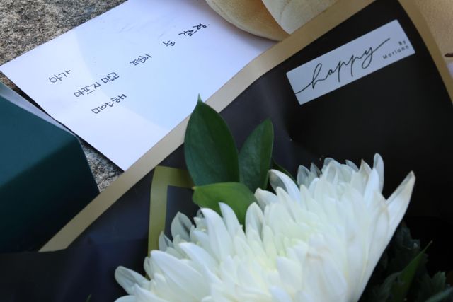 초등학생 피살 사건이 발생한 대전 서구 관저동의 한 초등학교 담장에 놓인 조화와 추모 쪽지