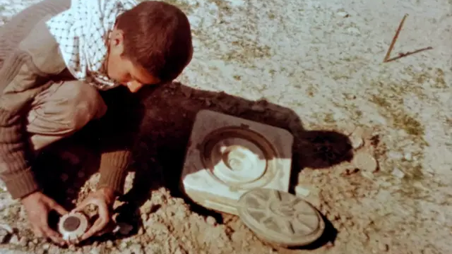 현재 56세인 마수드는 8년 동안 지속된 이란-이라크 전쟁으로 10대 시절을 보낸 수많은 이란 청소년 중 한 명이었다