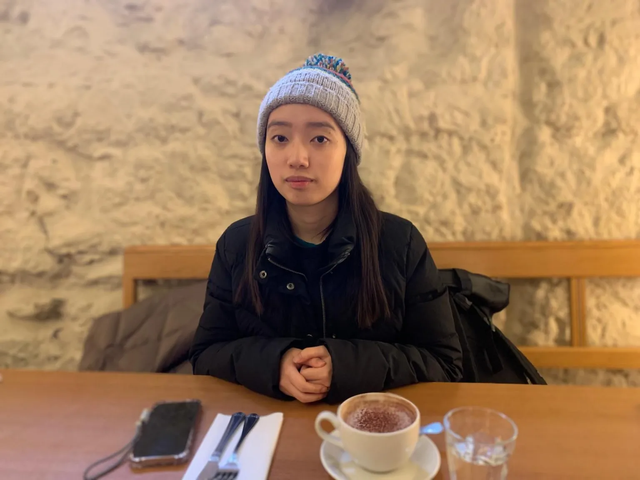 카페에 앉아있는 클로이 청