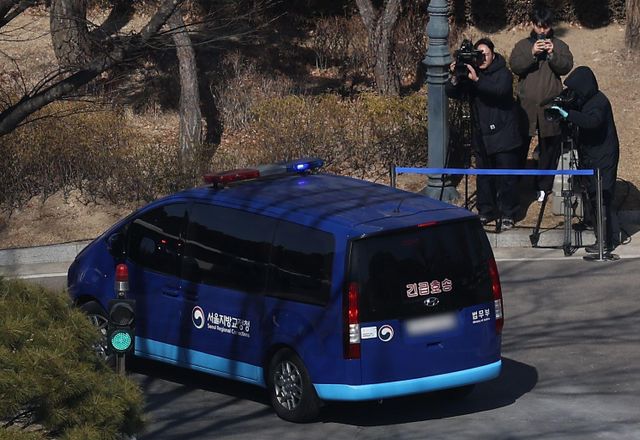 18일 윤석열 대통령을 태운 호송 차량이 헌법재판소로 향하는 모습