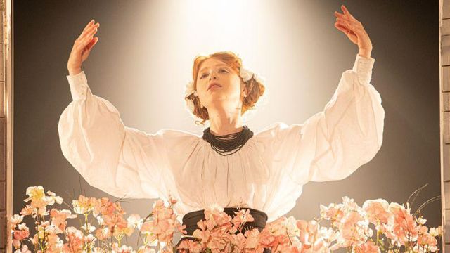 19세기 희극소설을 원작으로 한 연극 '코노톱의 마녀'