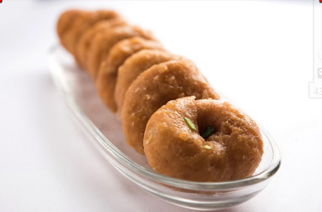 접시에 담긴 도넛