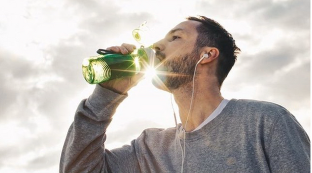 물을 들이키는 남자 