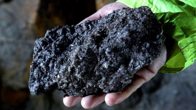 리튬을 함유한 규산염 암석인 ‘진왈다이트’ 덩어리