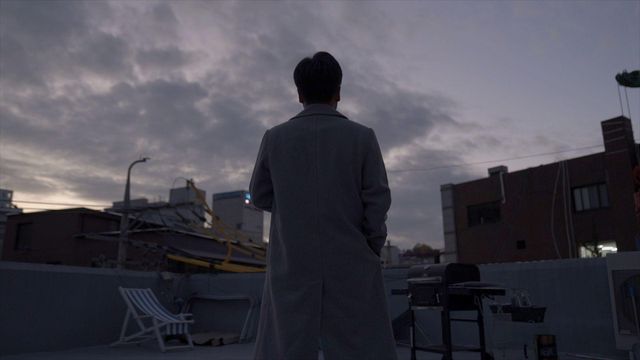 하늘을 바라보는 탈북민 남성의 뒷모습