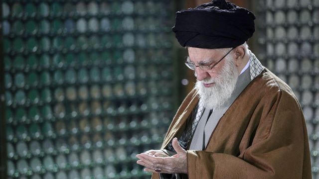 2025년 1월 30일, 이란 최고지도자 아야톨라 알리 하메네이가 기도하는 모습