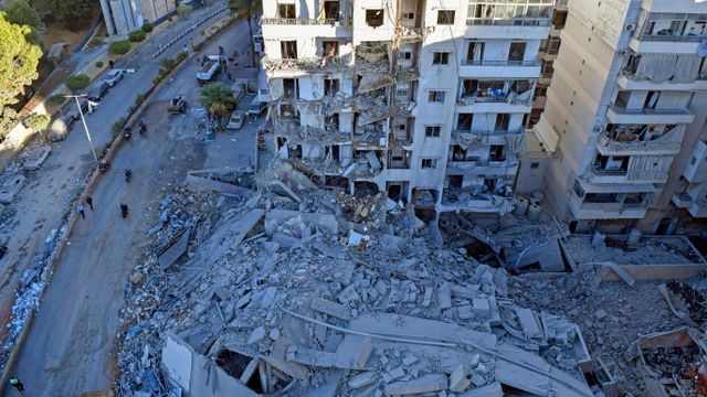 AQAH 지부가 있던 건물이 완전히 붕괴한 모습. 근처의 아파트 건물도 일부 붕괴했다