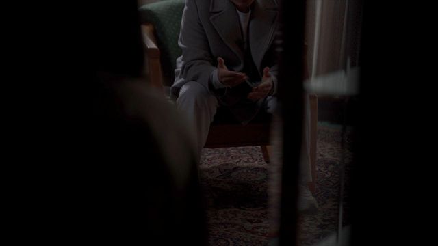 어두운 조명 아래 기자와 인터뷰 하는 탈북민 남성