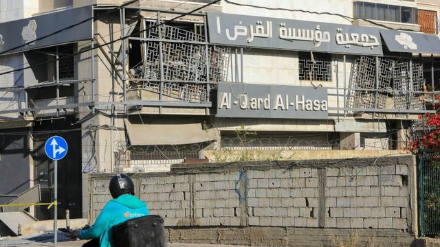 베이루트 남부 교외에 있는 AQAH의 지점. 이스라엘의 야간 공습으로 일부 파괴된 모습이다