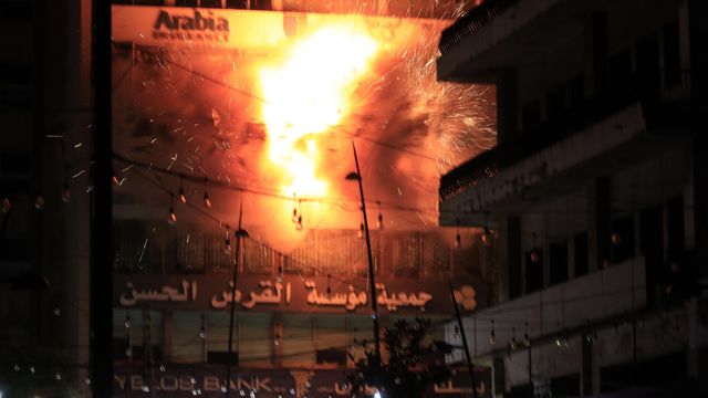 건물에서 연기와 화염이 치솟는 모습