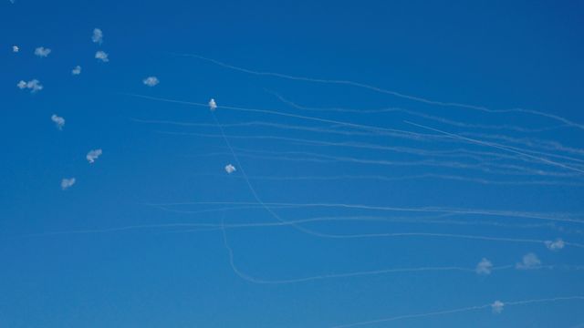 맑고 푸른 하늘을 가르는 하얀 연기