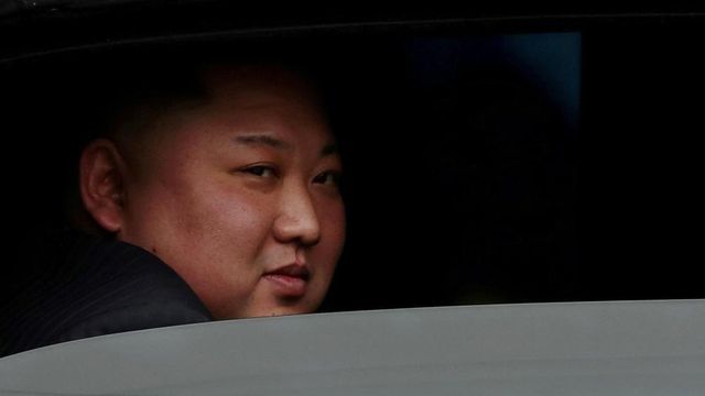 차에 앉아 웃고 있는 김정은 북한 국무위원장 