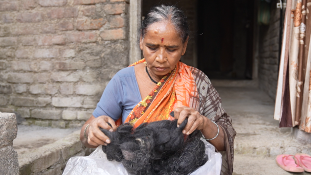 자신이 모아둔 머리카락을 보여주는 카베리 달로카르