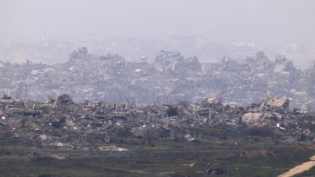 2025년 2월 5일 이스라엘과의 경계선에서 바라본 가자 지구의 모습. 건물들이 무너져내려 폐허가 되었다