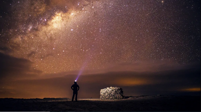 아타카마 사막의 맑고 컴컴한 밤하늘은 별을 관측할 수 있는 다양한 경험을 제공한다 