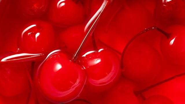 붉은색으로 코팅된 체리