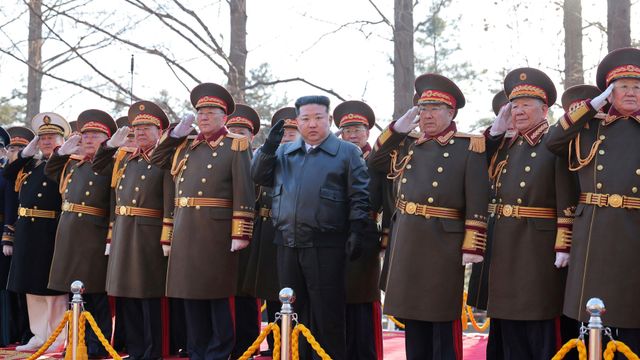 김정은 위원장은 8일 인민군 창설 77주년을 맞아 국방성을 방문한 자리에서 핵 역량을 포함한 모든 억제력을 신속히 강화하기 위한 새로운 계획을 언급했다