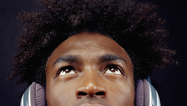 헤드폰을 끼고 음악을 듣고 있는 남성 