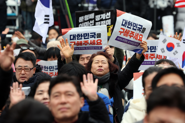 1일 오후 서울 영등포구 여의도 여의대로에서 열린 '세이브코리아 3·1절 국가비상기도회'에서 참석자들이 윤석열 대통령 탄핵 기각을 촉구하고 있다. 
