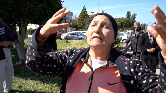 자신의 상황을 설명하는 알라위 여성