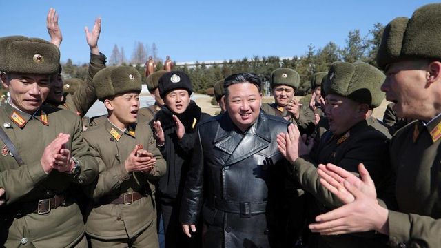 2025년 2월 24일 평양에 있는 김일성정치대학교를 방문한 김정은 북한 국무위원장의 모습