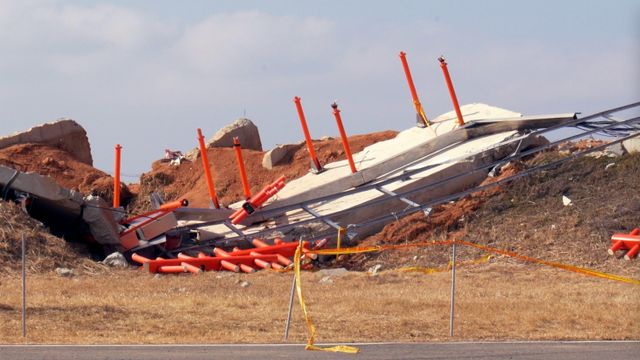  사고 항공기가 부딪혔던 콘크리트 둔덕