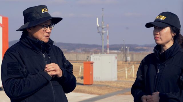 제주항공 사고 당시 시신수습, 현장 감식 등을 수행한 전남경찰청 과학수사대 소속 차 운 경감(왼쪽)과 김경희 검시 조사관(오른쪽)