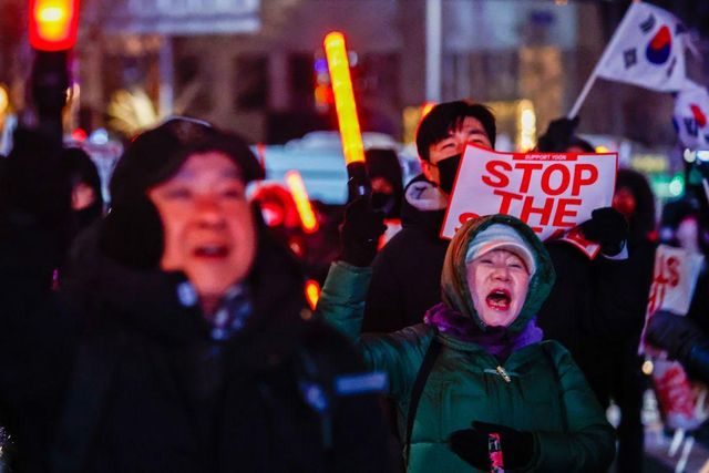 윤석열 대통령 탄핵 반대 시위에 참여한 시민들