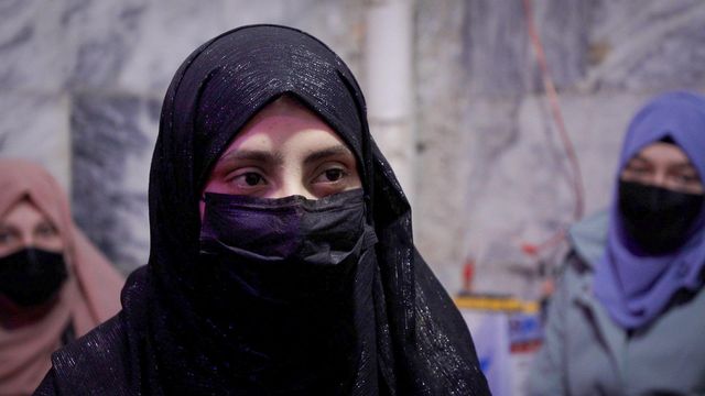 얼굴을 가리고 있는 아미나