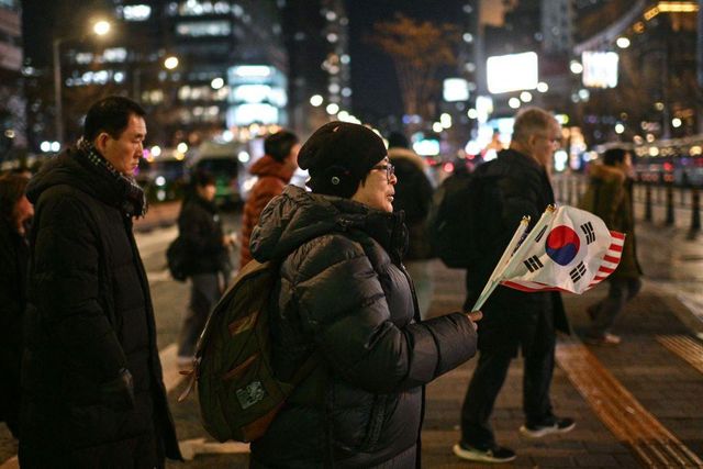 탄핵 찬반 시위에 참여하는 시민