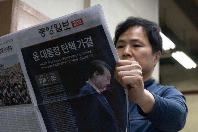 윤석열 대통령 뉴스를 읽는 시민