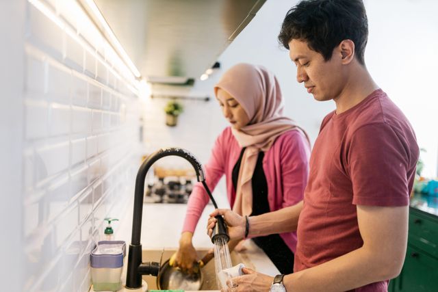 함께 설거지하는 여자와 남자