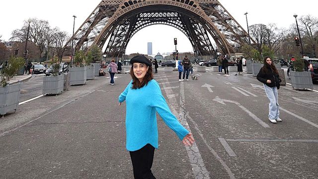 에펠탑 앞에서 밝은 표정으로 포즈를 취하는 라비아 아하
