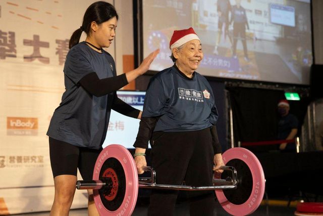 타이베이에서 열린 시니어 데드리프트 대회에 참여한 90세 여성