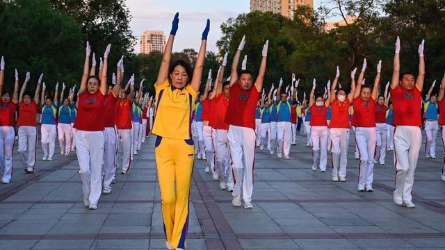 광장에서 체조를 하고 있는 중국 학생들