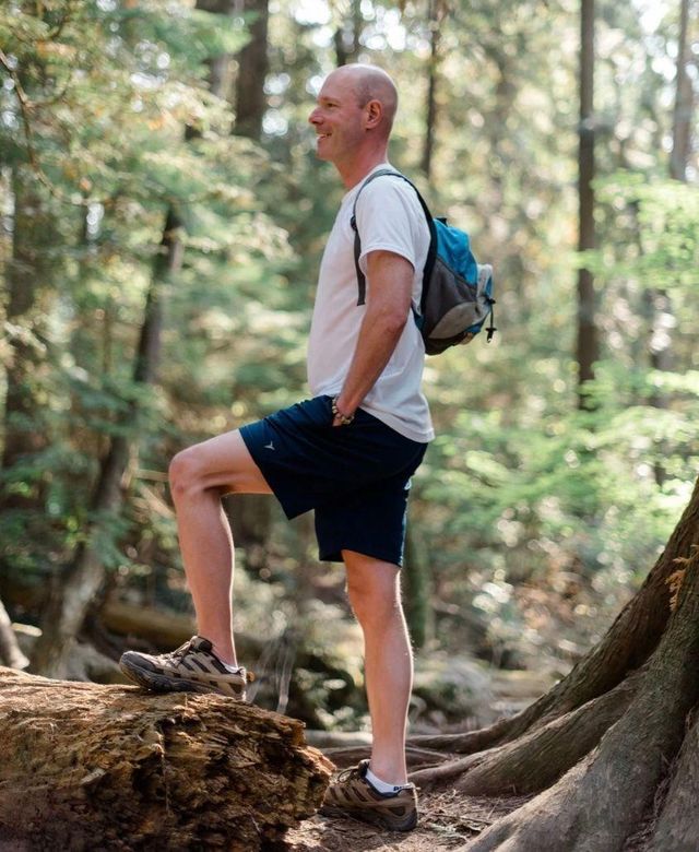 반바지와 티셔츠를 입고 산 속을 걷고 있는 스콧 리어 교수