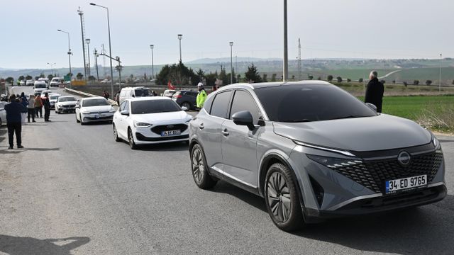 지난 23일 마르마라 교도소로 향하는 도로를 따라 늘어선 차량 행렬