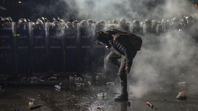 진압대 앞에 선 방독면을 쓴 시위대