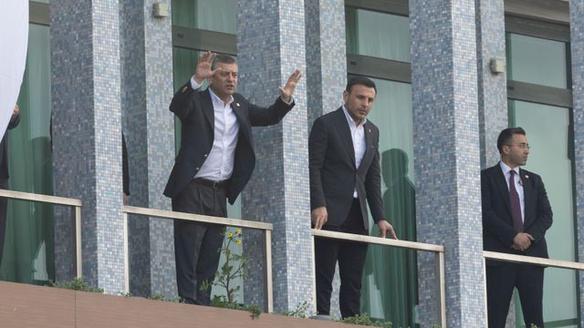 시위대를 향해 연설하는 오즈 구르오젤 CHP 대표