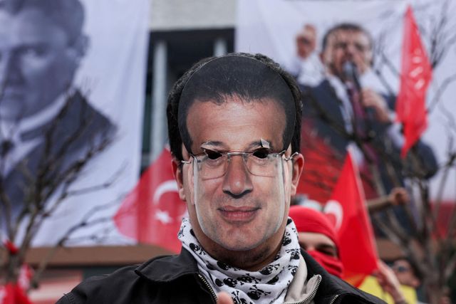 이마모을루의 얼굴을 본떠 만든 가면을 쓰고 있는 시위자의 모습